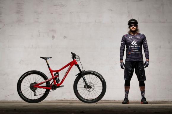 David Cachon i jego rowerowe przygody na całym świecie LIFESTYLE, Sport - W 2011 roku pobił rekord Guinnessa, dokonując zeskoku na rowerze BMX z platformy o wysokości 4 metrów.