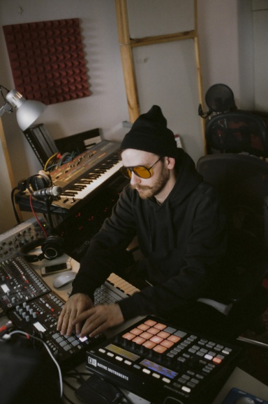 ORLEN Warsaw Marathon po raz pierwszy z oficjalnym rytmem LIFESTYLE, Sport - Tomasz Rałowski – znany publiczności jako RAU – młody warszawski producent, raper, biegacz amator jest autorem oficjalnego rytmu ORLEN Warsaw Marathon, który będzie motywować zawodników do osiągania swoich biegowych celów