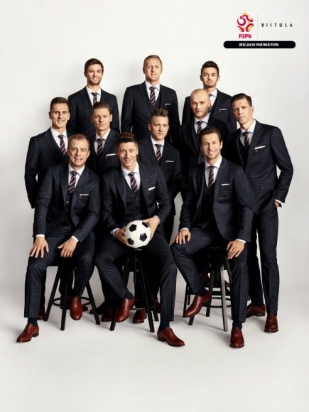 Vistula stworzyła formalny strój Reprezentacji Polski w piłkę nożną LIFESTYLE, Sport - Vistula jako partner PZPN, po raz kolejny zadba o formalny strój Reprezentacji Polski. Tym razem marka towarzyszyć będzie piłkarzom podczas Mistrzostw Świata 2018 w Rosji. Prezentujemy efekty sesji zdjęciowej, która obyła się we Wrocławiu podczas zgrupowania kadry.