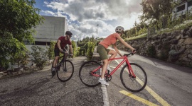 Nowe rowery lifestyle marki BMC LIFESTYLE, Sport - W kolekcji marki BMC na rok 2018 znalazły się nie tylko rowery szosowe i górskie, ale też modele z kategorii lifestyle. Seria BMC Alpenchallenge to siedem różnych propozycji, z których część wyposażona jest w napędy paskowe.