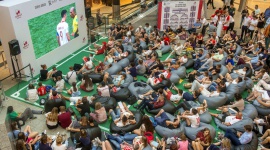 Trzypoziomowa strefa kibica w samym centrum Krakowa LIFESTYLE, Sport - Pierwszy mecz naszej drużyny narodowej podczas Mistrzostw Świata w piłce nożnej wzbudził ogromne emocje. Mieszkańcy Krakowa oglądali go w strefie kibica powstałej w Galerii Krakowskiej, która rozrosła się na wszystkie trzy poziomy Galerii.