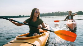 Latem skuś się na kajakowe szaleństwo! LIFESTYLE, Sport - Kajaki to doskonały pomysł na krótki urlop! Jak się do niego odpowiednio przygotować?