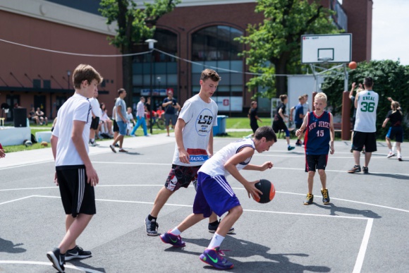 Wrocławskie święto koszykówki LIFESTYLE, Sport - Nawet 300 zawodników z 70 amatorskich drużyn, 4 profesjonalne boiska i trybuny gotowe na miłośników streetbasketu. A na dokładkę? Popisy najlepszych koszykarzy w kraju, którzy po raz pierwszy rozegrają we Wrocławiu turniej Grand Prix Polski.