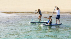 Nowy SUPer sport dla miłośników wody! LIFESTYLE, Sport - Joga na wodzie, połączenie kajakarstwa z surfingiem, wędrówka po wodzie, najnowszy sposób pływania na desce - o czym mowa? O podbijającym świat Stand Up Paddle’u, czyli sporcie wodnym, który można uprawiać na każdym akwenie, bez względu na warunki, wiek i poziom zaawansowania.