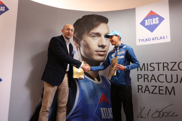 Mistrzowie pracują razem! ATLAS indywidualnym sponsorem Kamila Stocha! LIFESTYLE, Sport - Kamil Stoch, najlepszy polski skoczek narciarski, który na swoim koncie ma m.in. cztery medale olimpijskie, dwie Kryształowe Kule oraz zwycięstwa w dwóch Turniejach Czterech Skoczni w kolejnych sezonach skakać będzie z logotypem ATLAS na kasku.