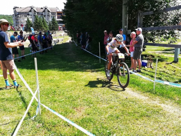 Jolanda Neff wygrywa w Kanadzie, Maja Włoszczowska dziewiąta LIFESTYLE, Sport - Jolanda Neff, jeżdżąca, na co dzień w polskiej drużynie Kross Racing Team, zdominowała wyścig Pucharu Świata w Kanadzie. Na podium stanęły obok niej Annika Langvad i Emily Batty. Polka Maja Włoszczowska niedzielne zmagania, 12 sierpnia, ukończyła na 9 miejscu.