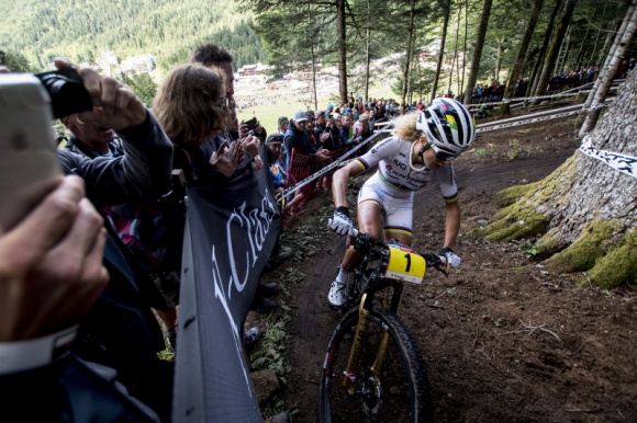 Jolanda Neff wygrywa Puchar Świata w La Bresse i zgarnia całą klasyfikację gener LIFESTYLE, Sport - Dobra postawa oby zawodniczek Krossa pozwoliła obronić prowadzenie w klasyfikacji teamów i zdobyć tytuł najlepszego teamu kobiecego w Pucharze Świata.