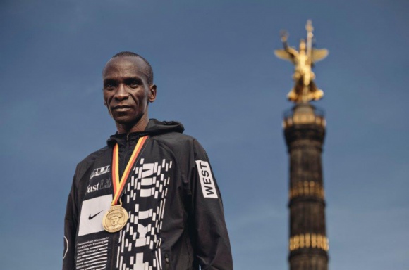 Eliud Kipchoge inspiruje biegaczy, aby gonić za marzeniami