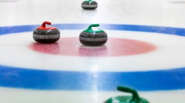Wielkie otwarcie pierwszej w Polsce hali do curlingu LIFESTYLE, Sport - Ma wszystkie zalety sportu drużynowego, ale daje każdemu z zawodników zabłysnąć i zaprezentować swoją indywidualną technikę. Umożliwia trening siłowy, ale także pracę nad precyzją i finezją.