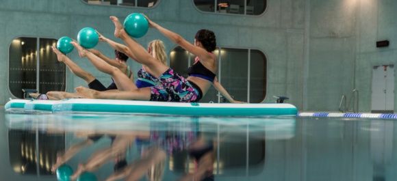 Aquafitness – pasja do sportu płynąca z wody LIFESTYLE, Sport - Czy słyszeliście już o skutecznych ćwiczeniach bez wylewania potu, w fontannie endorfin i w przyjaznym wodnym środowisku? To aquafitness – najmodniejszy obecnie trening, który w łatwy sposób pozwala wysmuklić sylwetkę, poprawić kondycję i wzmocnić zdrowie.