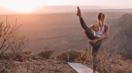 Joga, czyli siła spokoju płynąca z ćwiczeń LIFESTYLE, Sport - Są takie sporty, do których zapalamy się na chwilę, na fali mody, inne uprawiamy sezonowo, ale istnieje taki rodzaj ćwiczeń, do którego warto wracać jak najczęściej. Mowa o Jodze.