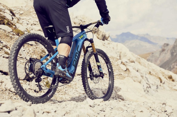 BMC prezentuje elektryczne rowery górskie Trailfox AMP SX LIFESTYLE, Sport - Szwajcarska marka BMC przedstawiła nowy model roweru górskiego z asystą elektryczną – BMC Trailfox AMP SX. Jak wskazuje producent, to model klasyfikowany jako all mountain e-MTB, który łączy w sobie wysoką jakość, wydajność i odpowiednio zmniejszoną wagę.