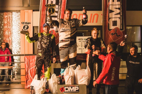Paweł Trela z pucharem na zakończenie sezon driftingowego