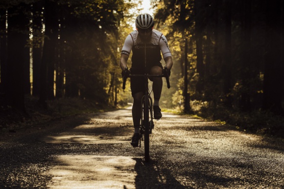 Gravele. Oto uniwersalne rowery na cały rok, każdą pogodę i męską przygodę LIFESTYLE, Sport - Deszcz, błoto, kałuże, dziury w drogach - to codzienne realia każdego fana dwóch kółek w Polsce jesienią.
