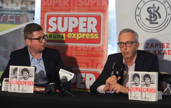 Książka o Stanisławie Terleckim budzi kontrowersje LIFESTYLE, Sport - We wtorek 13 listopada na stadionie ŁKSu w Łodzi odbyła się premiera książki pióra Piotra Dobrowolskiego ,,Terlecki. Tragiczna historia jednego z najlepszych polskich piłkarzy" Wydawnictwa Harde. W spotkaniu uczestniczyli piłkarze, przyjaciele oraz dziennikarze.