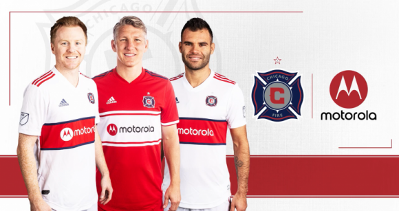 Motorola sponsorem drużyny Chicago Fire Soccer Club LIFESTYLE, Sport - Chicago Fire Soccer Club i Motorola poinformowały o podpisaniu trzyletniej umowy partnerskiej, na mocy której Motorola z siedzibą główną w Chicago zostaje oficjalnym sponsorem zamieszczającym logo na koszulkach zawodników Chicago Fire Soccer.