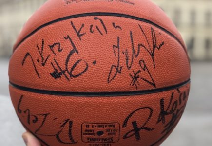 Piłka z podpisami legend Śląska sprzedana za 2500 PLN