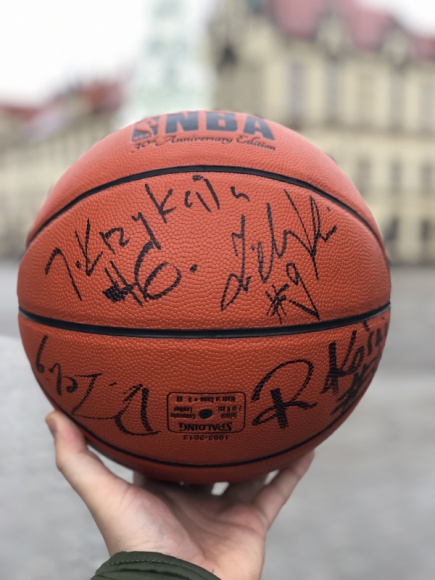 Piłka z podpisami legend Śląska sprzedana za 2500 PLN