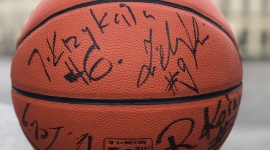 Piłka z podpisami legend Śląska sprzedana za 2500 PLN LIFESTYLE, Sport - Piłka z podpisami legend Śląska została wylicytowana za blisko 2500 PLN. Sponsor koszykarzy, FutureNet, w sumie zebrał prawie 5600 złotych.