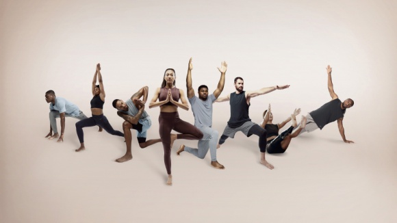 Nike Yoga Collection - uniwersalna siła jogi LIFESTYLE, Sport - Wielu zawodowych sportowców, od skaterów po biegaczy, chcąc poprawić swoje wyniki korzysta z sekretnej broni – jogi.