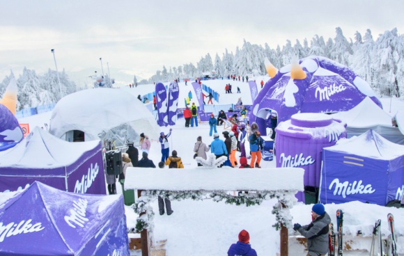 Strefa Kibica Milka na stoku w Zieleńcu – bądź Sercem z Naszymi Skoczkami! LIFESTYLE, Sport - W ramach kampanii Milka zaprasza wszystkich kibiców do wspólnej zabawy już w ten weekend (26-27.01) na stoku Zieleniec SKI Arena.