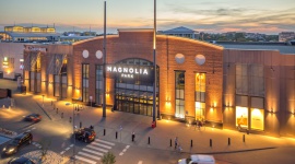 Otwarcie większego Decathlonu we Wrocławiu LIFESTYLE, Sport - Można już robić zakupu w powiększonym Decathlonie Magnolia Park. Sklep zyskał piętro, a klienci wiele nowości: sprzęt i akcesoria do większej liczby dyscyplin sportowych, nowe możliwości testowania sprzętu, większy serwis, kasy samoobsługowe i nowoczesne przymierzalnie.