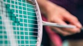 Perfly- spełnienie w locie LIFESTYLE, Sport - Perfly, najnowsza marka sprzętu i akcesoriów do badmintona, dołączyła do rodziny marek własnych Decathlon w 2018 roku. Ale historia tego sportu w sieci sięga aż 1976 roku, kiedy to Michael Leclerq, założyciel firmy, postanowił zebrać wszystkie dyscypliny pod jednym dachem.