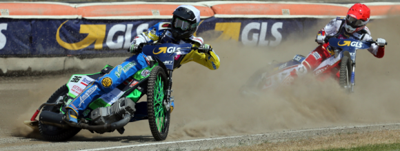 Moc atrakcji dla kibiców. Przyjdź na mecz Polska-Reszta Świata LIFESTYLE, Sport - Emocjom na torze będzie towarzyszyć bogata strefa kibica. Na fanów czekają tam m.in. spotkanie z zawodnikami i sesja autografów, wirtualne wyścigi motocyklowe oraz żużlowe gadżety. Pojedynek Polska-Reszta Świata już 22 kwietnia, o godz. 14.30, na Stadionie Miejskim w Rzeszowie.