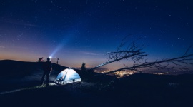 Wybieramy latarkę. Na co zwrócić uwagę? LIFESTYLE, Sport - Moc, materiały i źródło zasilania – to trzy kategorie cech odróżniające latarki do zadań domowych od oświetlenia do zadań specjalnych. Jak zwykle wszystko zależy od potrzeb.