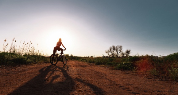 Przygotowania do rowerowej podróży – góry, szosa, miasto LIFESTYLE, Sport - Co spakować na rowerowe wakacje, aby wypad był przyjemny i bezpieczny? Bez lampy przedniej i tylnej z wysokiej półki ani rusz. Trzeba znaleźć sprzęt, który równie dobrze sprawdzi się w polskim lesie i… boliwijskiej pustyni solnej.