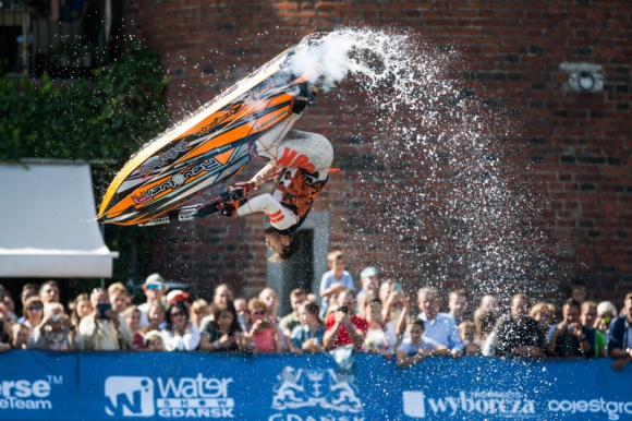 W czerwcu Water Show Gdańsk ponownie przyciągnie tłumy nad Motławę! LIFESTYLE, Sport - W weekend 29-30 czerwca odbędzie się II edycja Water Show w Gdańsku. Na Motławie, między Ołowianką, a wyspą Spichrzów najlepsi zawodnicy z Polski i ze świata zmierzą się w elitarnych, wodnych dyscyplinach.