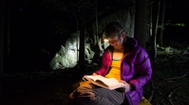 Czołówka na wyjazdy. Wakacyjny must have LIFESTYLE, Sport - Nieważne, czy jedziemy do Grecji, czy na Mazury, powinniśmy pamiętać o wytrzymałości na upadki, wodoodporności i odpowiedniej mocy. Ręce niech będą wolne, a głowa niech oświetla nam drogę do celu. Do walizki warto spakować coś więcej niż olejek do opalania i sprej na komary.