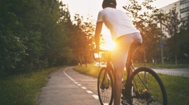 Prawa i obowiązki rowerzysty, wyposażenie i ubezpieczenie roweru. FAQ LIFESTYLE, Sport - Odpowiednie wyposażenie roweru to jeden z obowiązków rowerzysty. Za brak podstawowych elementów, np. oświetlenia, grozi mandat do 200 zł. Łamiąc przepisy o ruchu drogowym rowerzyści narażają siebie także na niebezpieczeństwo wypadku. Jakie mają prawa i obowiązki?