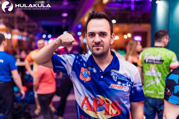 Zostań mistrzem kręgli! Mistrzostwa w bowlingu sportowym już w ten weekend LIFESTYLE, Sport - Bowling sportowy ponownie zawita w kultowej warszawskiej kręgielni Hulakula. Przez dwa sierpniowe weekendy (10-11 sierpnia br. oraz 17-18 sierpnia br.) na 16 torach zmierzą się najlepsi zawodnicy, którzy powalczą o najwyższy stopień podium. Pula nagród to aż 25 tys. złotych.