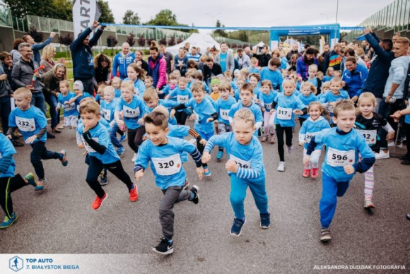 Młodzi biegacze na start. Na wszystkich czekają promocje w szkole językowej LIFESTYLE, Sport - Ruszyły zapisy na tegoroczny Homeschool Run. To dziecięcy bieg co roku rozgrywany na ulicach Białegostoku. Już 21 września będzie można zmierzyć się z jednym z trzech dystansów i zarazem otrzymać rabat na wybrany kurs językowy w Homeschool.