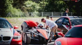 Event motoryzacyjny i wsparcie Podlaskiego Hospicjum Dziecięcego „Obok Nas” LIFESTYLE, Sport - Spełniają motoryzacyjne marzenia i niosą pomoc chorym dzieciom – firma Devil-Cars po raz ostatni w tym sezonie organizuje event na torze Wschodzący Białystok. W piątek 20 września będzie można usiąść za kółkiem luksusowych aut i wesprzeć Podlaskie Hospicjum Dziecięce „Obok Nas”.