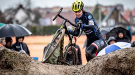 Rowerowe przełaje: 5 powodów, dla których warto LIFESTYLE, Sport - Pierwsze dni jesieni nie muszą oznaczać końca sezonu rowerowego. Wręcz przeciwnie – to czas, kiedy startują zawody przełajowe. Ściganie w arcytrudnych warunkach, walka z błotem, dźwiganie roweru – oto codzienność przełajowców. Chcesz spróbować, czy to dla Ciebie?