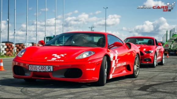 Finał sezonu na Torze Pszczółki! LIFESTYLE, Sport - Spełniają motoryzacyjne marzenia i niosą pomoc chorym dzieciom – firma Devil-Cars po raz ostatni w tym sezonie organizuje event na Torze Pszczółki koło Gdańska. W sobotę 19 października będzie można usiąść za kółkiem luksusowych aut i wesprzeć Pomorskie Hospicjum dla Dzieci.