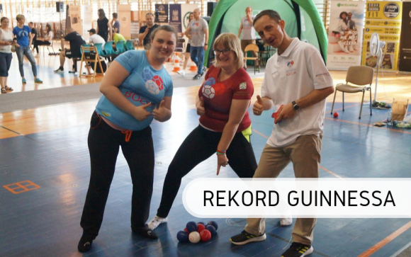 Rekord Guinnessa w Boccia już oficjalnie zatwierdzony przez komisję w Londynie LIFESTYLE, Sport - Dzięki zdolnym zawodniczkom z Polski, BOCCIA trafiła na karty legendarnej Księgi Rekordów Guinnessa. Dowiedz się jak przebiegał rekord Guinnessa na najdłuższy maraton gry w Boccia i ile łącznie trwał.