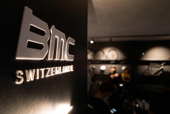 BMC Polska rusza z projektem BMC Labs LIFESTYLE, Sport - BMC Polska rusza z nowym projektem – BMC Labs. W ramach tej inicjatywy oferowany jest cały szereg różnych usług dostosowanych do potrzeb kolarskiej społeczności, w tym m.in. bikefitting, doradztwo i treningi. Pierwszym oficjalnie otwartym salonem jest krakowski Profidea BMC Lab.