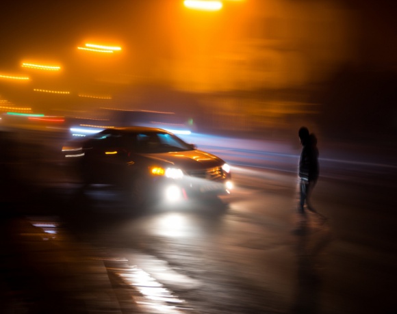 Pieszy na drodze. O czym powinien pamiętać? LIFESTYLE, Sport - Bezpieczeństwo pieszych maleje w okresie zimowym. Chodzenie po słabo oświetlonych drogach bez obowiązkowych odblasków lub oświetlenia często kończy się tragicznie.
