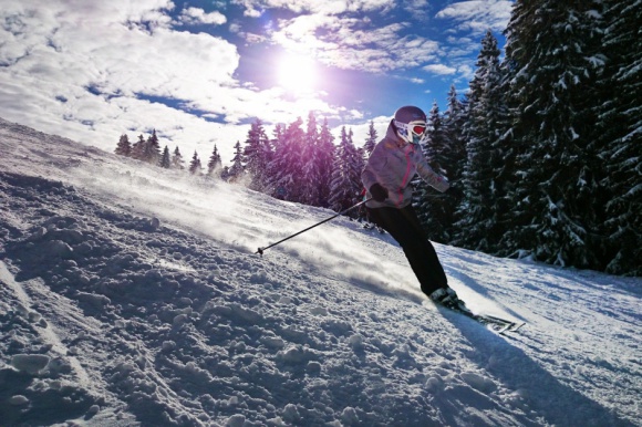 10 przykazań narciarza i snowboardzisty. Jak się przygotować? LIFESTYLE, Sport - Ferie zimowe, a wraz z nimi sezon narciarski w pełni. Choć za oknem kilka stopni na plusie, górskie stoki są już przygotowane dla miłośników białego szaleństwa. Jak odpowiednio przygotować się do jazdy, aby nie nabawić się urazu? Warto poznać 10 zasad!