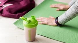 Pięć ćwiczeń z myślą o zachowaniu zdrowia w trakcie izolacji LIFESTYLE, Sport - Siłownie i kluby fitness zostały zamknięte, a rządy wielu państw apelują do swoich obywateli o pozostanie w domach, by spowolnić dalsze rozprzestrzenianie się wysoce zakaźnego COVID-19 (koronawirusa).
