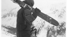 Limitowana kolekcja nart od Andrzeja Bargiela LIFESTYLE, Sport - Andrzej Bargiel, trzykrotny mistrz Polski w skialpiniźmie, rekordzista świata w biegu na Elbrus oraz twórca pionierskiego projektu Hic Sunt Leones, wypuszcza na rynek limitowaną kolekcję ręcznie wykonanych drewnianych nart sygnowaną swoim nazwiskiem.