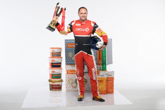 Tomasz Kuchar i Termo Organika promują energooszczędne budownictwo LIFESTYLE, Sport - Tomasz Kuchar, wielokrotny rajdowy i rallycrossowy mistrz Polski stawia na najwyższej jakości rozwiązania m.in. dlatego dołączył do grona ambasadorów Termo Organiki, największego producenta styropianu.