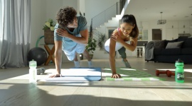 Świętuj Międzynarodowy Dzień Sportu w domu LIFESTYLE, Sport - Świętowanie Międzynarodowego Dnia Sportu (6 kwietnia), w tym roku będzie z pewnością bardzo utrudnione. Nie tylko dlatego, że wszystkie sportowe wydarzenia musiały zostać odwołane, ale też dlatego, że wielbiciele aktywności fizycznych muszą teraz pozostać w domach.