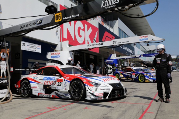 Jak Lexus LC 500 zdominował japońskie wyścigi LIFESTYLE, Sport - W 2017 roku Lexus LC 500 zastąpił model RC F w najwyższej klasie GT 500 japońskiej serii Super GT. W ciągu trzech sezonów sportowe coupé wygrało aż 14 wyścigów i przyczyniło się do zdobycia dwóch tytułów mistrzowskich.