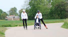 27 maratonów na rolkach w 27 dni. Jadą na ratunek chłopcu, który nie czuje bólu LIFESTYLE, Sport - Dwójka rolkarzy - rekordzistów Polski, Agata i Wojtek Miszewscy z Oleśnicy, podejmuje kolejne, charytatywne wyzwanie. Codziennie od 1 do 27 czerwca pokonują na rolkach dystans maratonu. Żeby zebrać pieniądze na operację 12-letniego Krystiana. Chłopca, który nie czuje bólu.