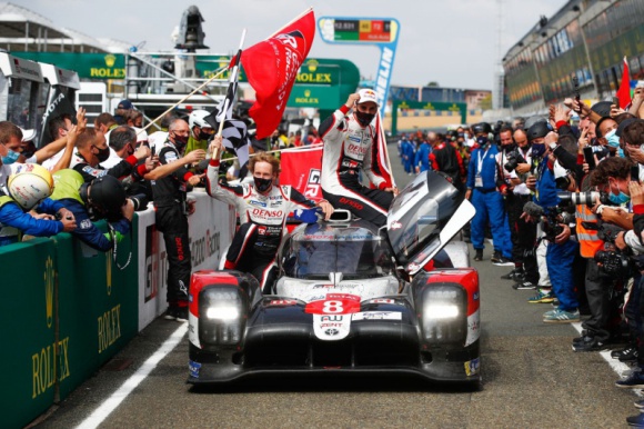 Toyota TS050 Hybrid na emeryturze. Prześwietlamy legendę Le Mans LIFESTYLE, Sport - Cztery sezony, trzy zwycięstwa w Le Mans, po dwa tytuły mistrzowskie w kategorii kierowców i zespołów - model TS050 Hybrid, który przez ten czas reprezentował barwy Toyota Gazoo Racing, przechodzi do historii jako najbardziej udany japoński prototyp w wyścigach długodystansowych.