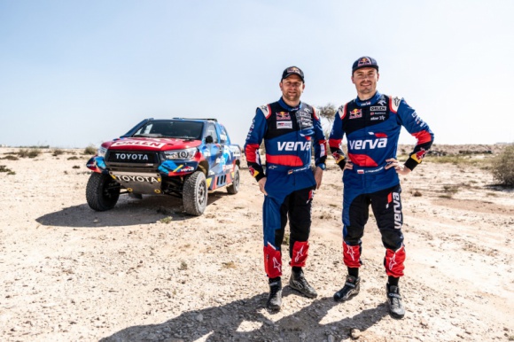 Kuba Przygoński: W Rajdzie Dakar silna głowa równie ważna jak silne mięśnie LIFESTYLE, Sport - „Przygotowania do Rajdu Dakar zaczynają się tak naprawdę wtedy, gdy kończy się poprzednia edycja. Ta impreza wymaga długiego i złożonego procesu. Oprócz silnych mięśni, musisz mieć też silną głowę” – mówi Kuba Przygoński, który w Rajdzie Dakar 2021 pojedzie Toyotą Hilux.